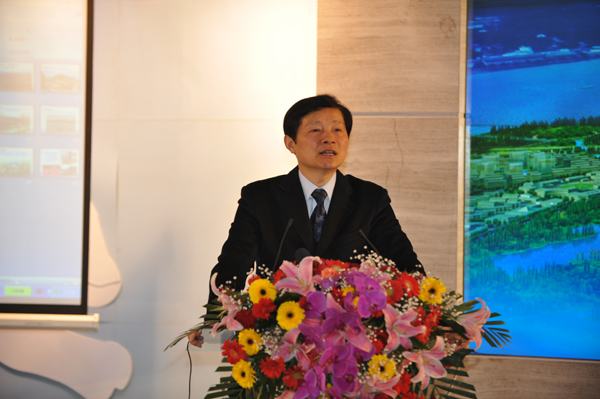 刘捍东市长与郭礼荣主席在会上交流