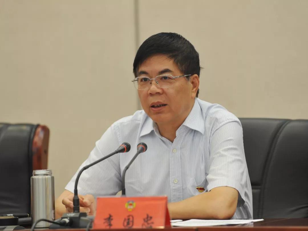 市政协主席李国忠以办公室第一党支部党员代表身份作交流发言.
